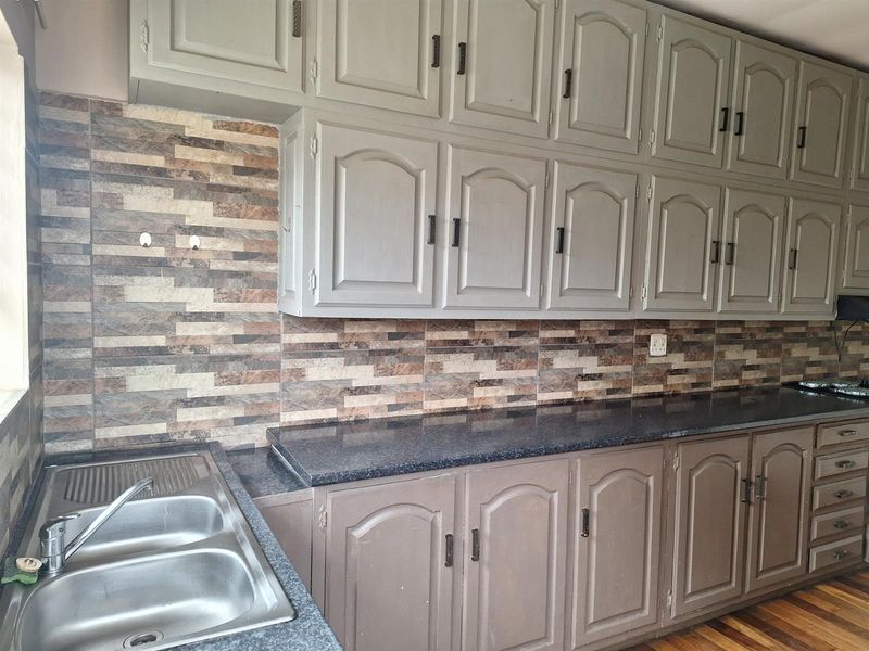 3 Bedroom House with Flat for sale - Photo 9