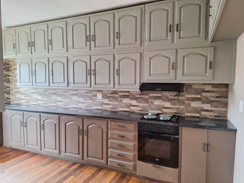 3 Bedroom House with Flat for sale - Photo 6