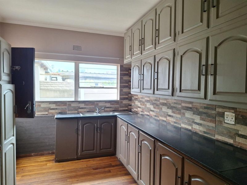 3 Bedroom House with Flat for sale - Photo 10