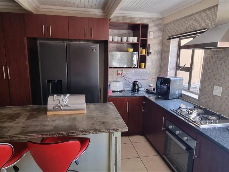 Developer’s Dream | Endless Potential in a Prime Location (Roylglen - Photo 8