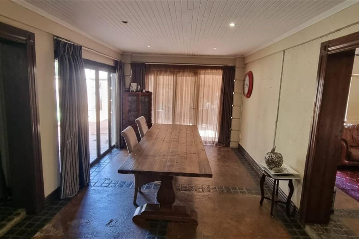 Developer’s Dream | Endless Potential in a Prime Location (Roylglen - Photo 2