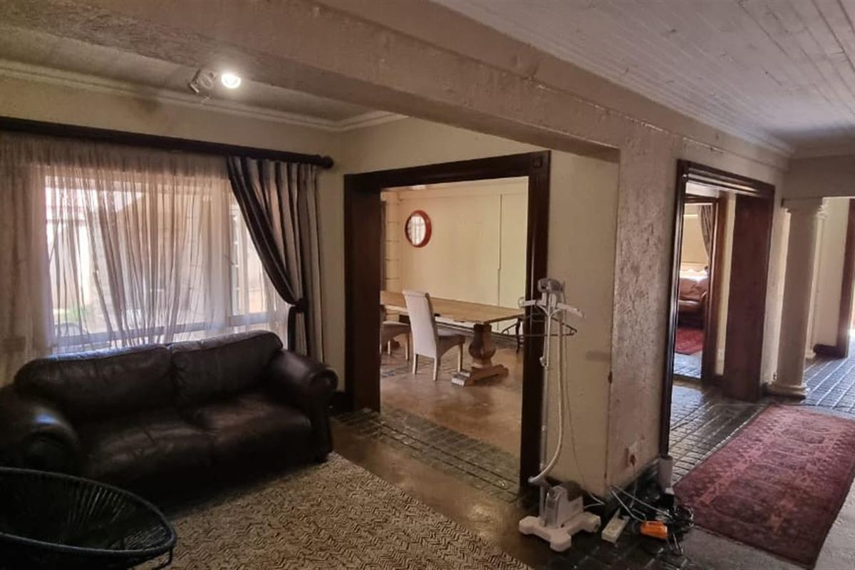 Developer’s Dream | Endless Potential in a Prime Location (Roylglen - Photo 5