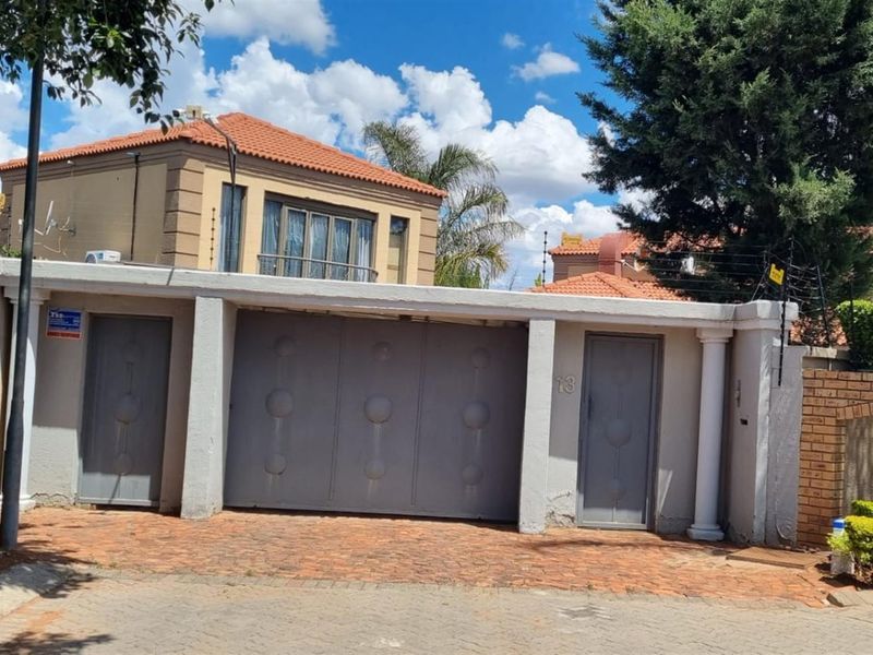 Developer’s Dream | Endless Potential in a Prime Location (Roylglen - Photo 3