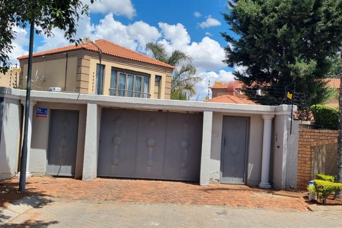 Developer’s Dream | Endless Potential in a Prime Location (Roylglen - Photo 3