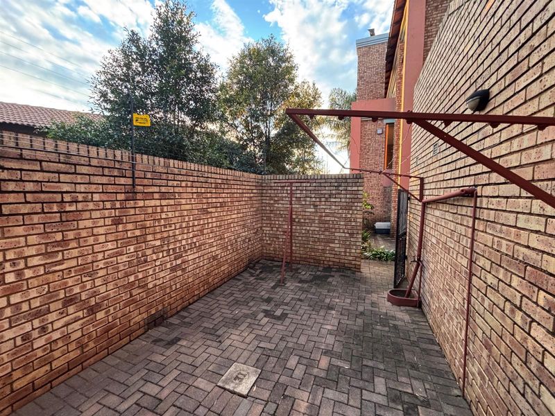 House To Rent in Faerie Glen, Pretoria - Photo 4