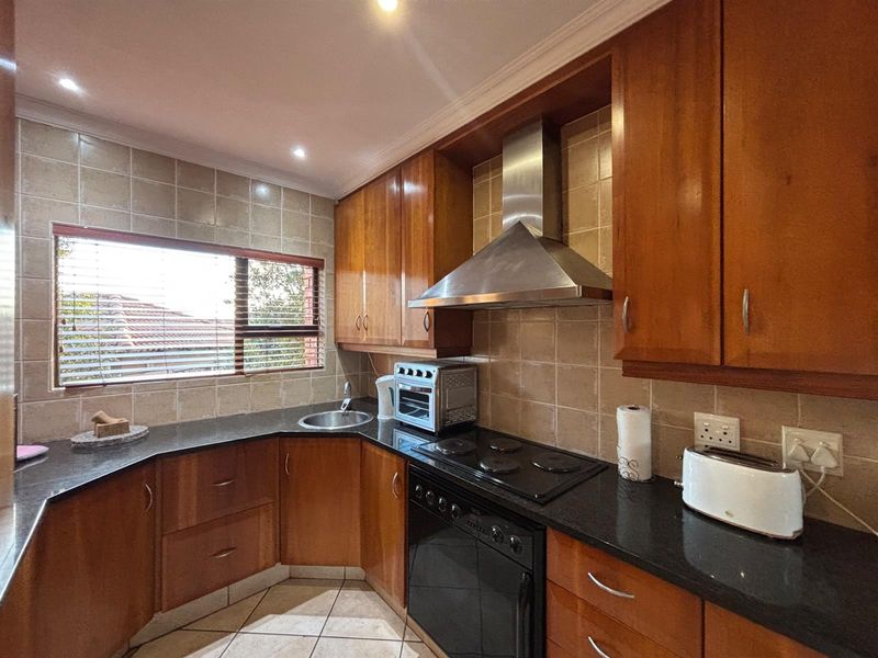 House To Rent in Faerie Glen, Pretoria - Photo 7