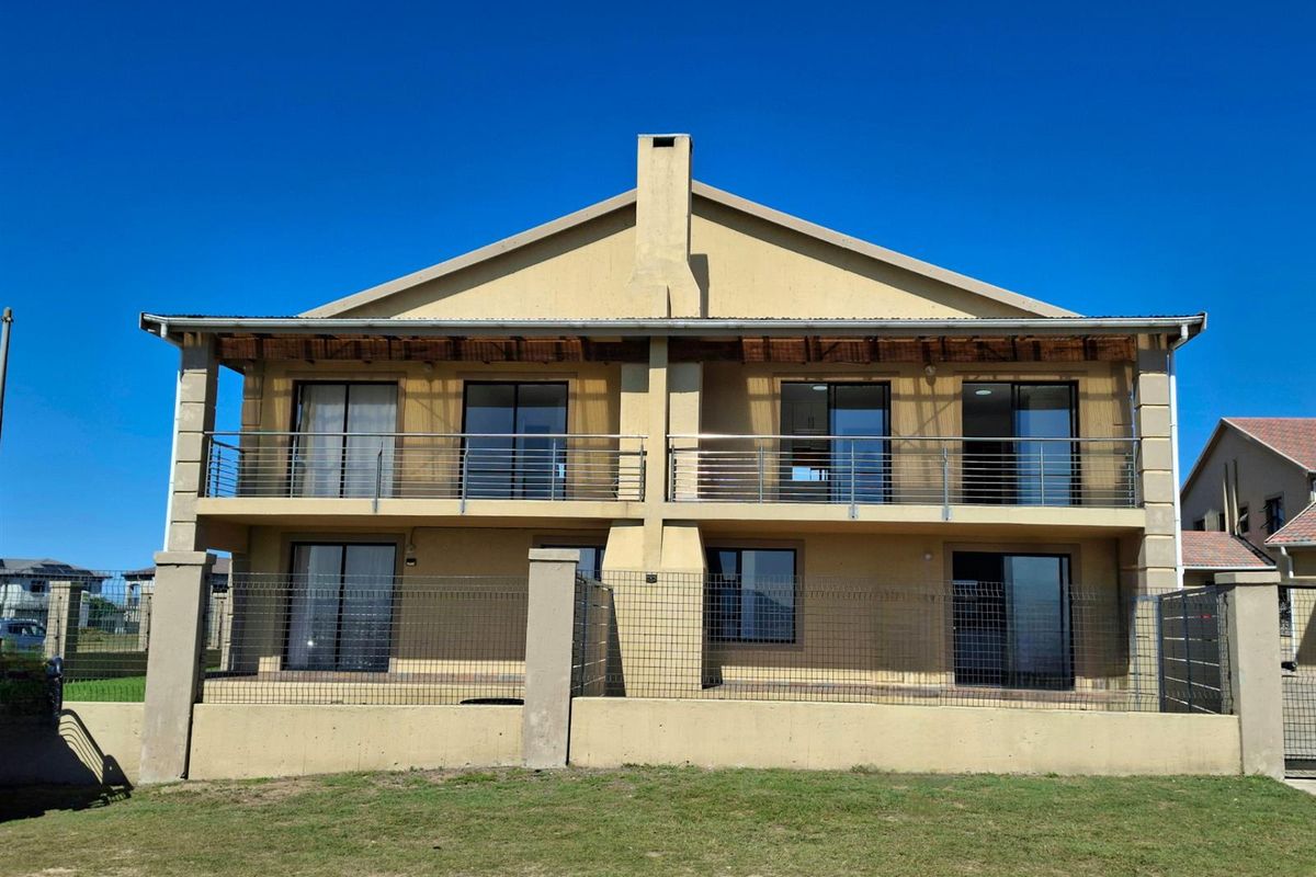 Modern Mountain-View Townhouse | Pet-Friendly Living in Secure Estate - Photo 2