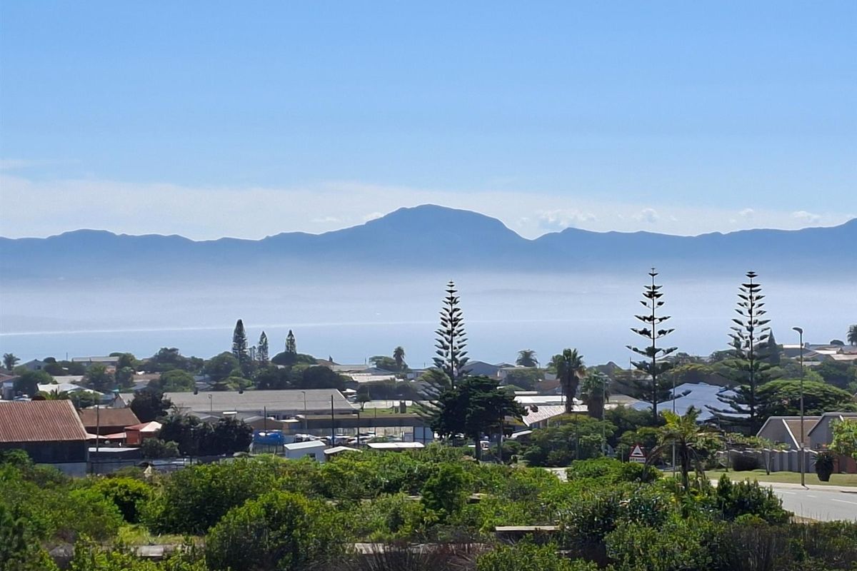 Modern Mountain-View Townhouse | Pet-Friendly Living in Secure Estate - Photo 3