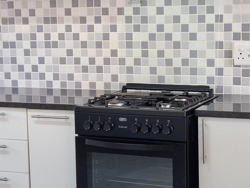 Modern Mountain-View Townhouse | Pet-Friendly Living in Secure Estate - Photo 10