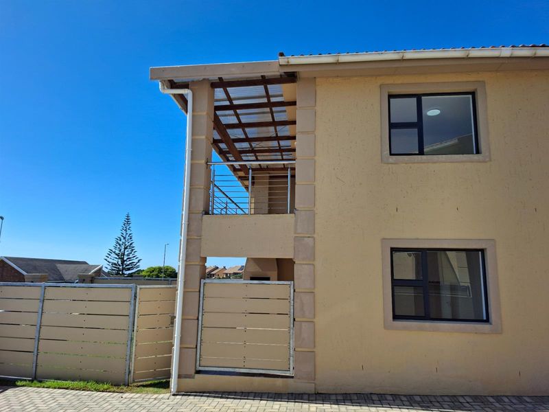 Modern Mountain-View Townhouse | Pet-Friendly Living in Secure Estate - Photo 5