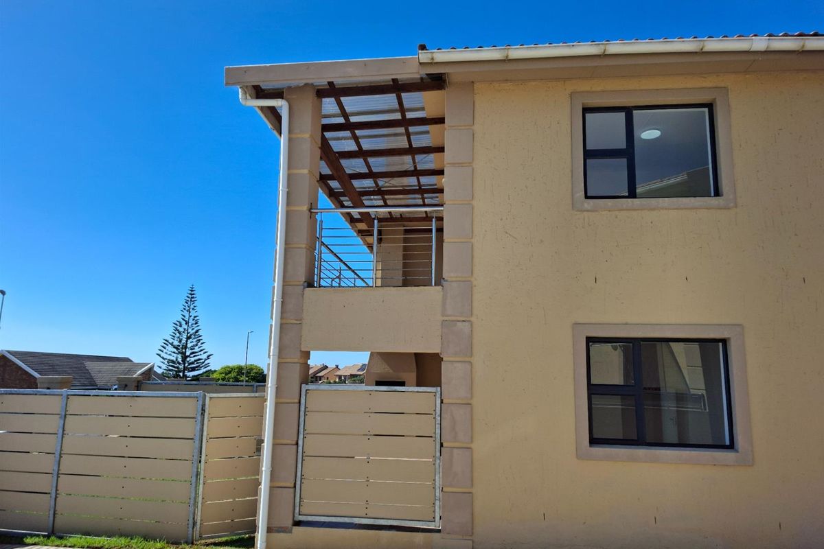 Modern Mountain-View Townhouse | Pet-Friendly Living in Secure Estate - Photo 5