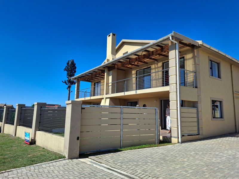 Modern Mountain-View Townhouse | Pet-Friendly Living in Secure Estate - Photo 4