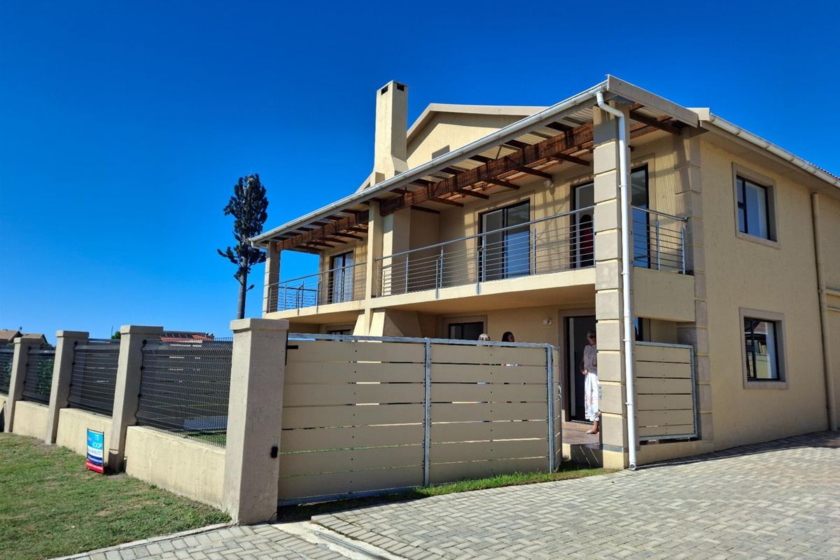 Modern Mountain-View Townhouse | Pet-Friendly Living in Secure Estate - Photo 4