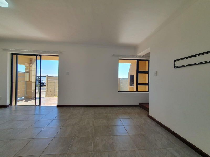 Modern Mountain-View Townhouse | Pet-Friendly Living in Secure Estate - Photo 8