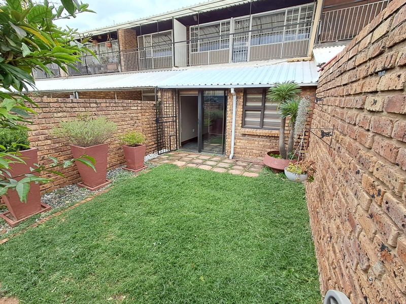 3 Bedroom Townhouse For Sale in Clubview, Centurion - Photo 2