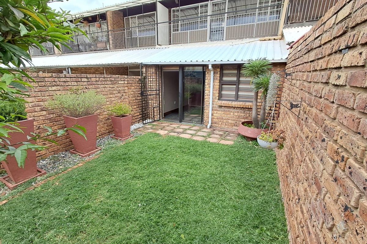 3 Bedroom Townhouse For Sale in Clubview, Centurion - Photo 2