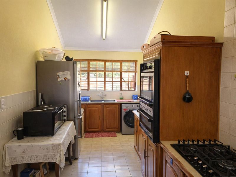 3 Bedroom Duplex Townhouse in Prime Garsfontein - Move-In Ready - Photo 8