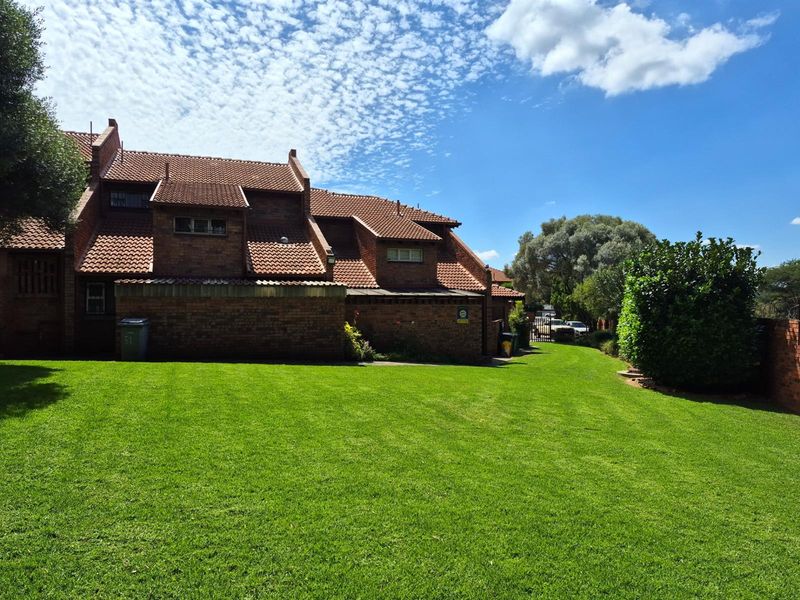 3 Bedroom Duplex Townhouse in Prime Garsfontein - Move-In Ready - Photo 2