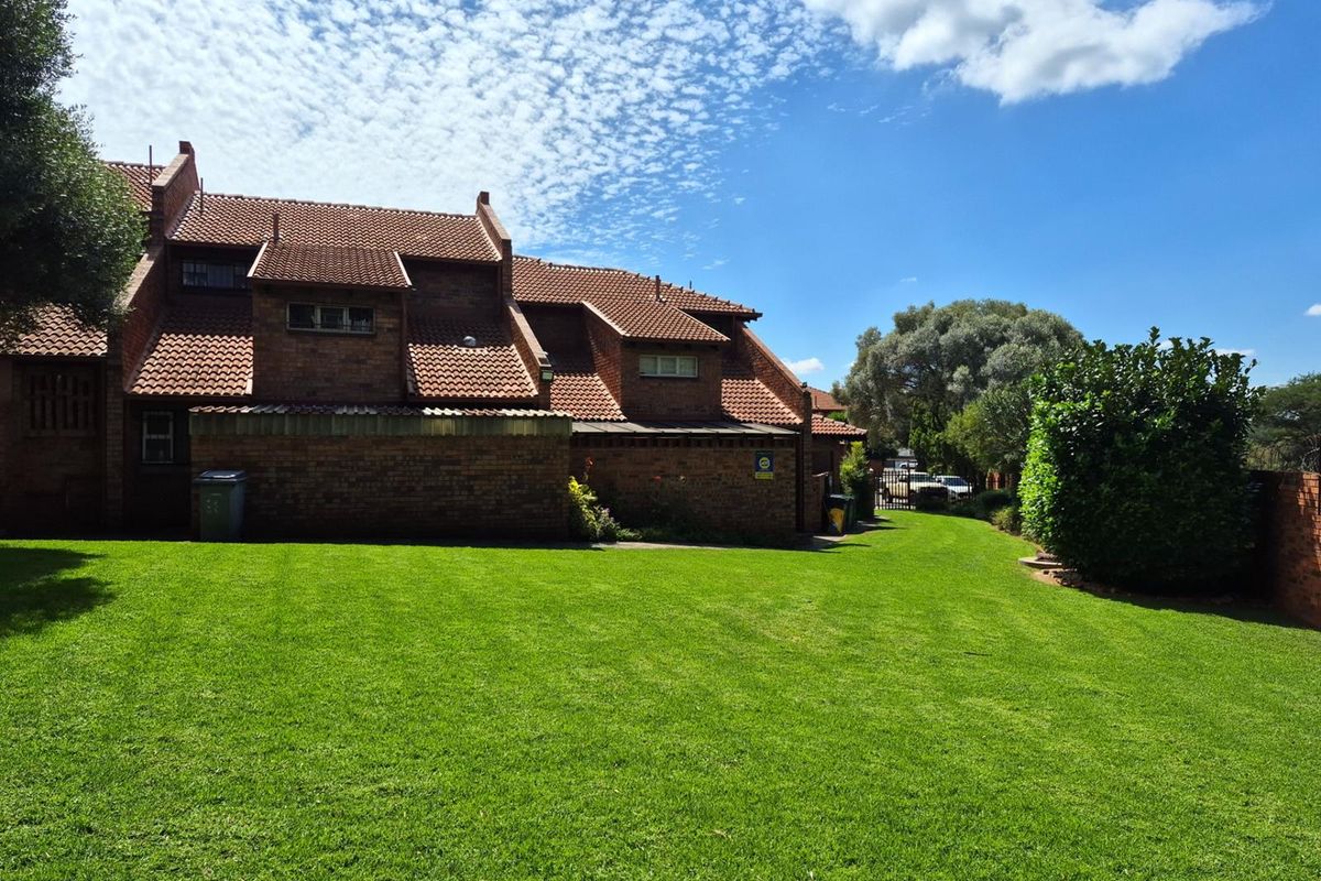 3 Bedroom Duplex Townhouse in Prime Garsfontein - Photo 2