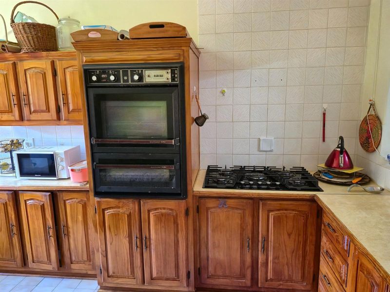 3 Bedroom Duplex Townhouse in Prime Garsfontein - Move-In Ready - Photo 7