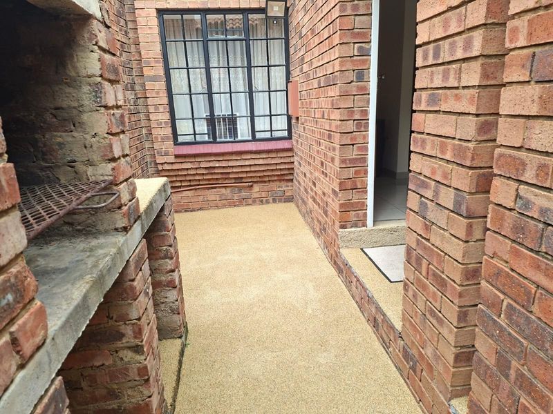 3 Bedroom Duplex Townhouse in Prime Garsfontein - Move-In Ready - Photo 3