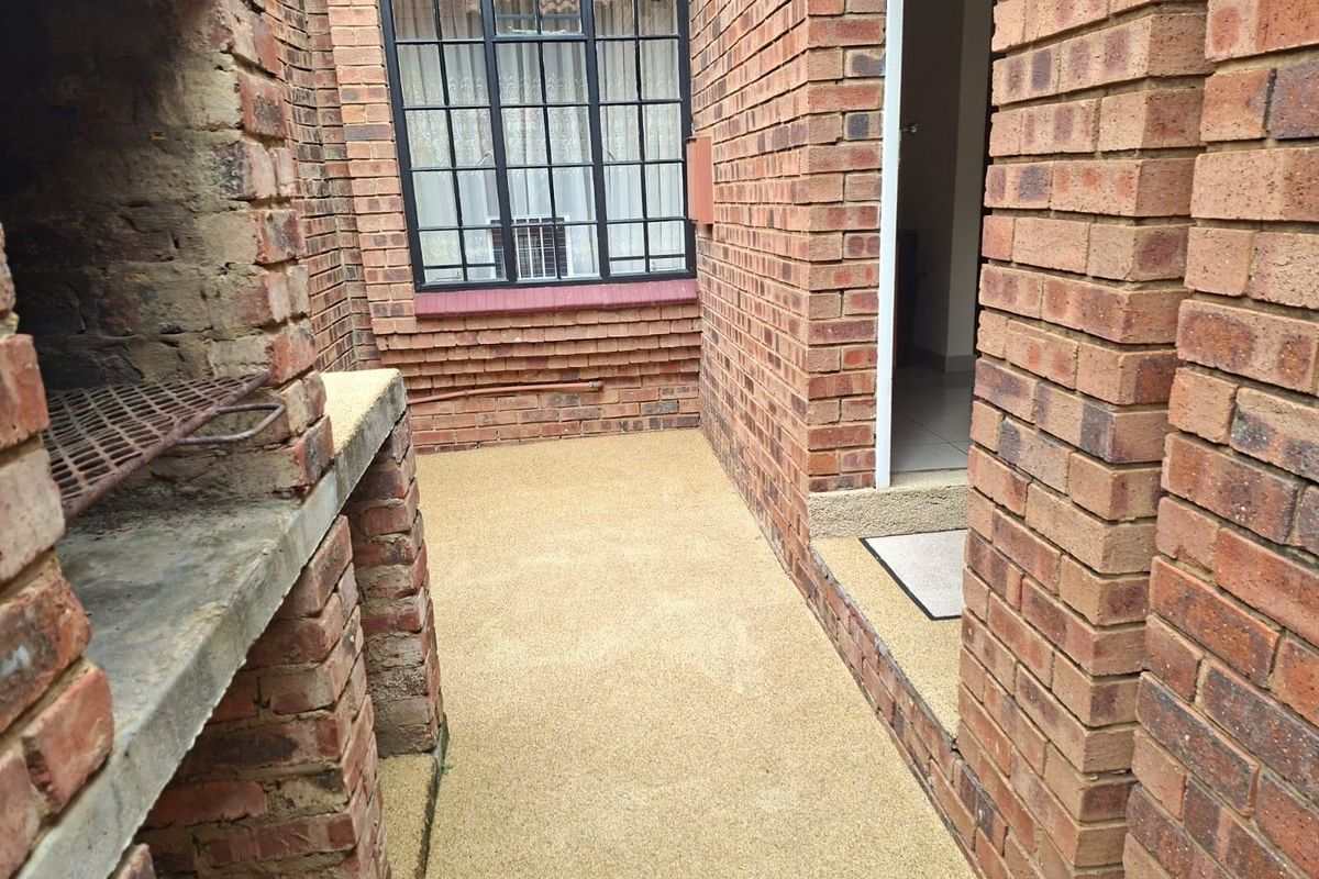 3 Bedroom Duplex Townhouse in Prime Garsfontein - Photo 3