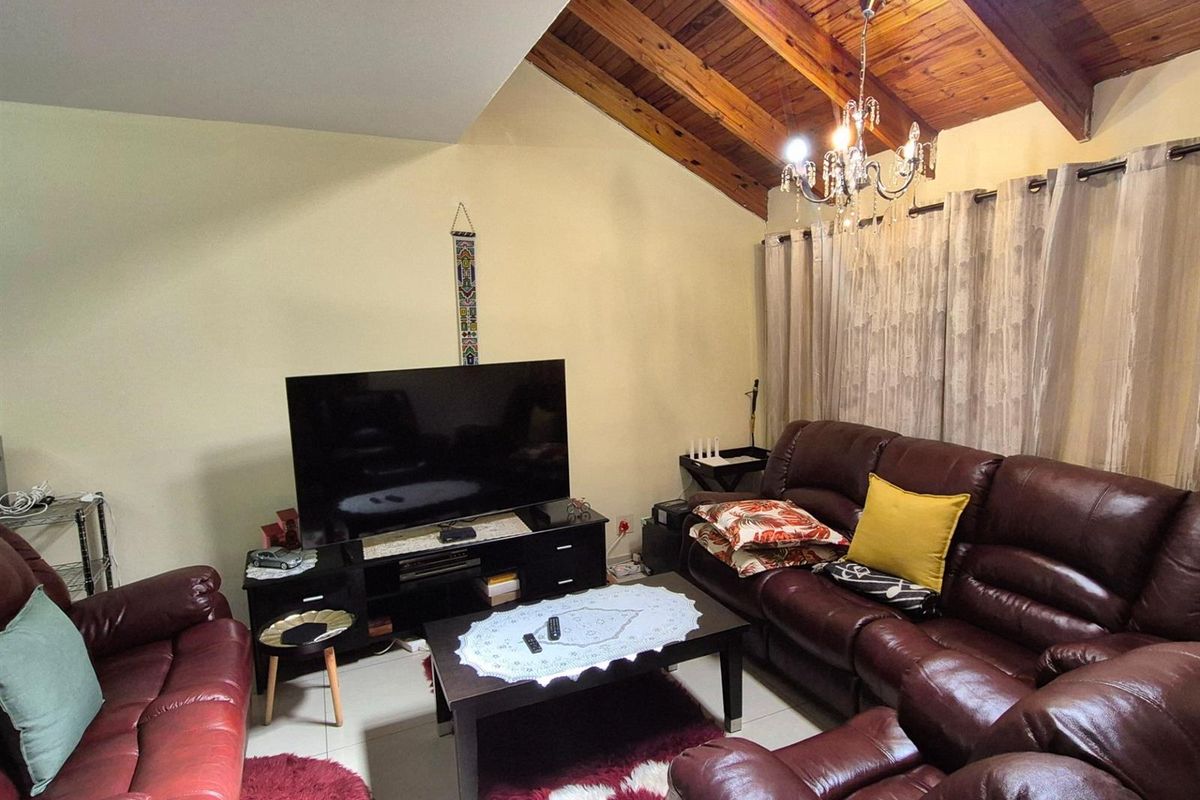 3 Bedroom Duplex Townhouse in Prime Garsfontein - Photo 4