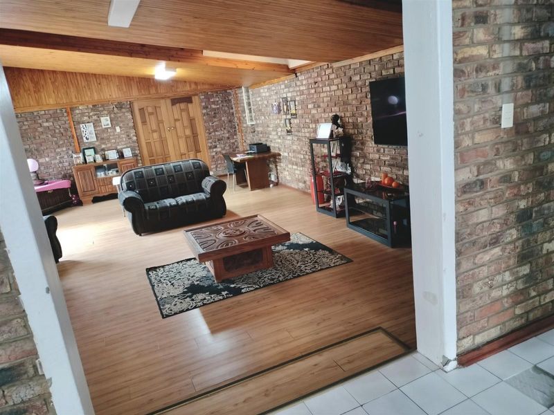 5 Bed Home at an Unbeatable Price - Photo 2