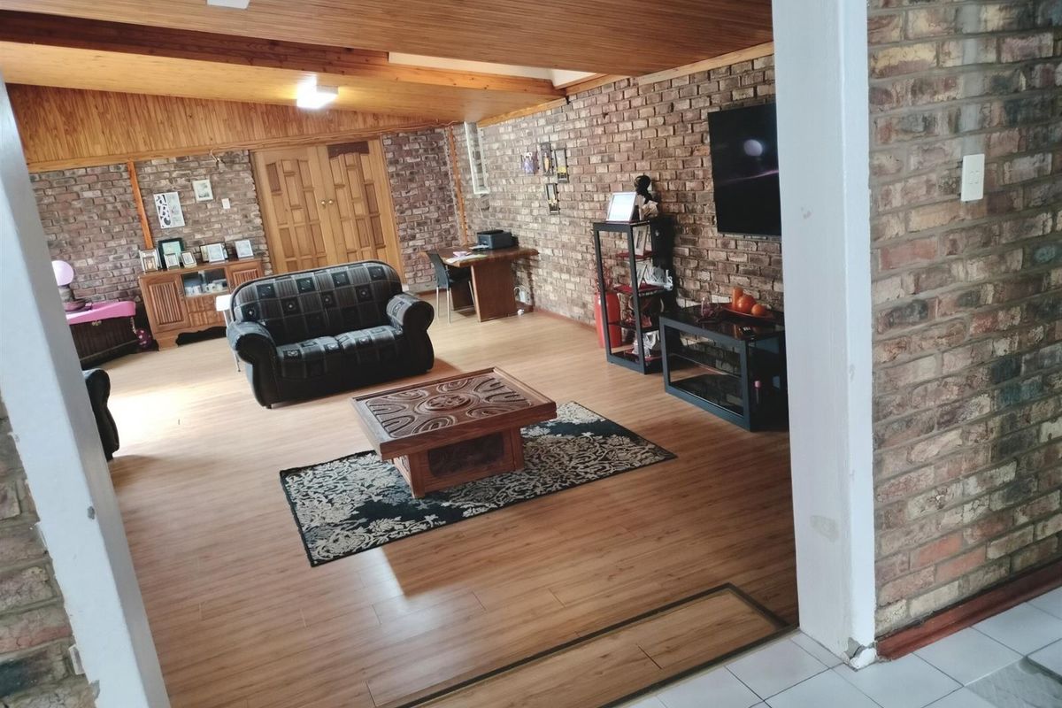 5 Bed Home at an Unbeatable Price - Photo 2