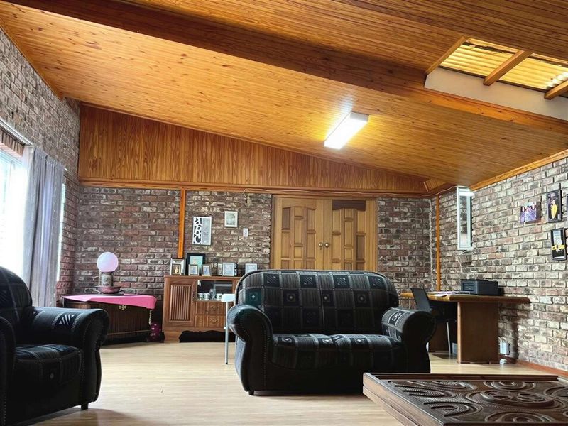 5 Bed Home at an Unbeatable Price - Photo 3