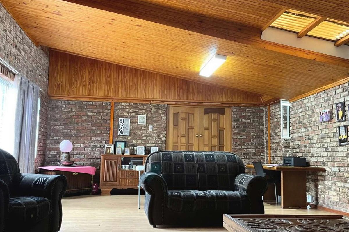 5 Bed Home at an Unbeatable Price - Photo 3