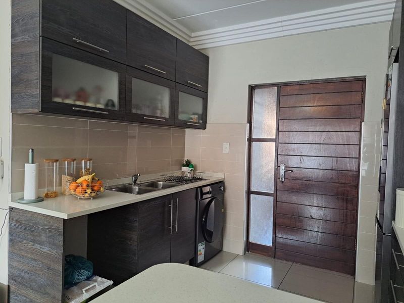 Upmarket 3-Bedroom Apartment in Eveleigh Heights | Lifestyle Living at Its Best - Photo 6