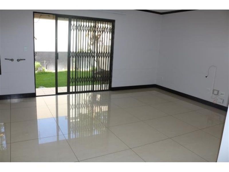 Modern 3-Bedroom Duplex to Rent - Villa Baroque, Halfway Gardens - Photo 8