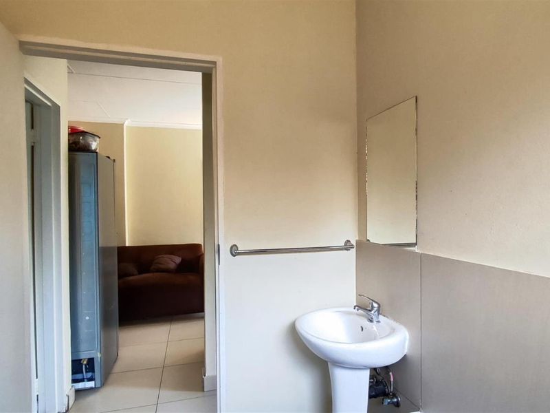 House For Sale in Comet, Boksburg 900k - Taking offers - Photo 4