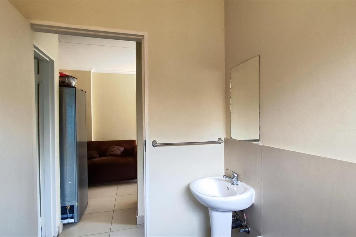 House For Sale in Comet, Boksburg 900k - Taking offers - Photo 4