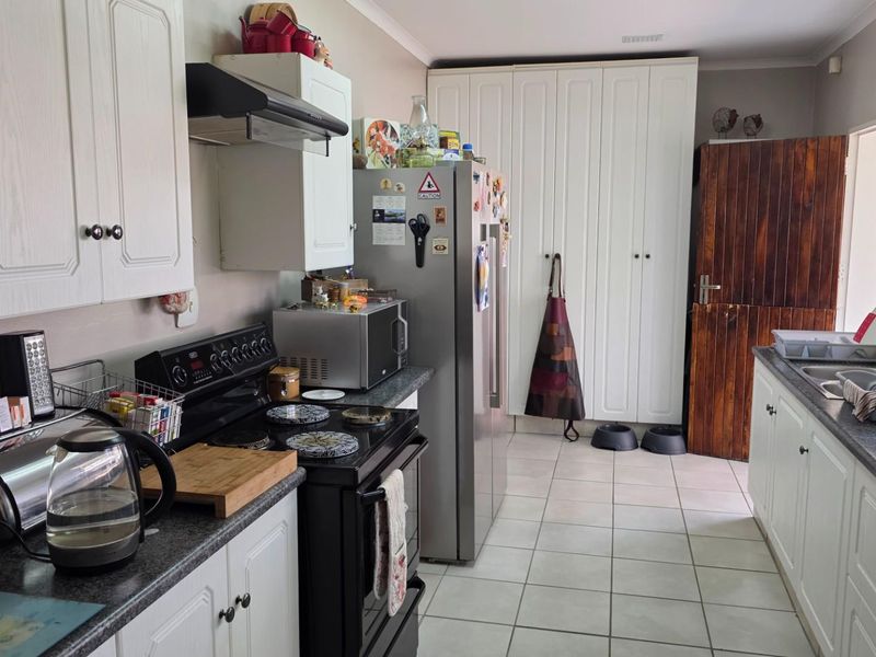 Charming Family Home with Flatlet in Hazyview - Photo 8