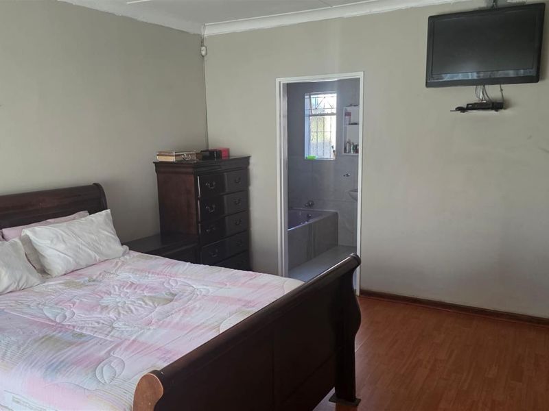 Spacious 3-Bedroom Family Home with Large Yard and Private Ensuite - Photo 10