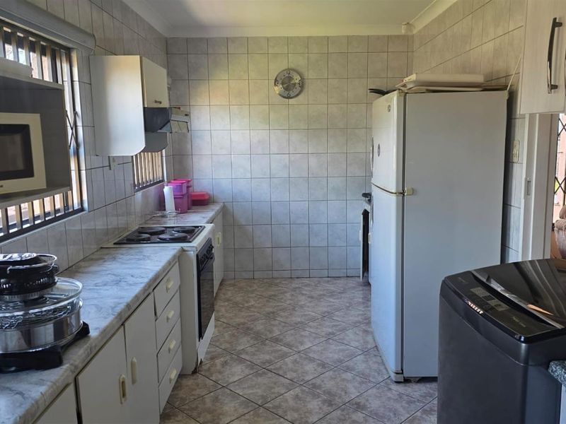 Spacious 3-Bedroom Family Home with Large Yard and Private Ensuite - Photo 8