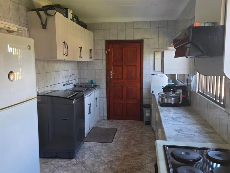 Spacious 3-Bedroom Family Home with Large Yard and Private Ensuite - Photo 7