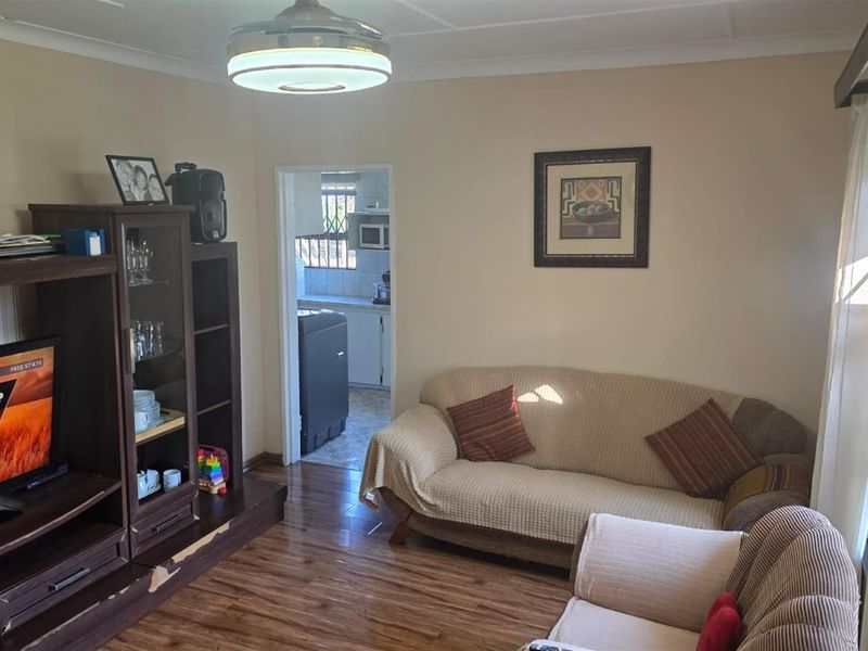 Spacious 3-Bedroom Family Home with Large Yard and Private Ensuite - Photo 4