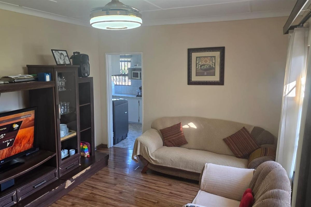 Spacious 3-Bedroom Family Home with Large Yard and Private Ensuite - Photo 4