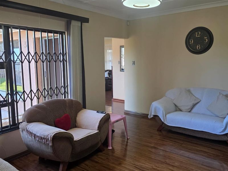 Spacious 3-Bedroom Family Home with Large Yard and Private Ensuite - Photo 5