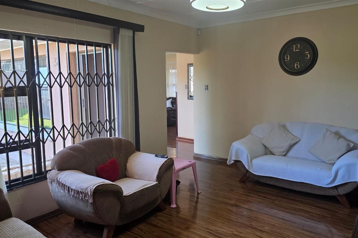 Spacious 3-Bedroom Family Home with Large Yard and Private Ensuite - Photo 5