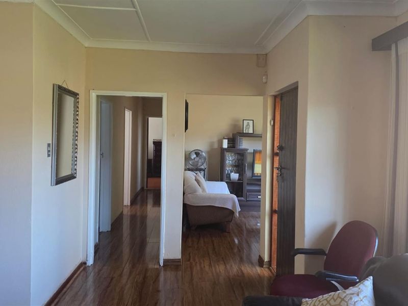 Spacious 3-Bedroom Family Home with Large Yard and Private Ensuite - Photo 6