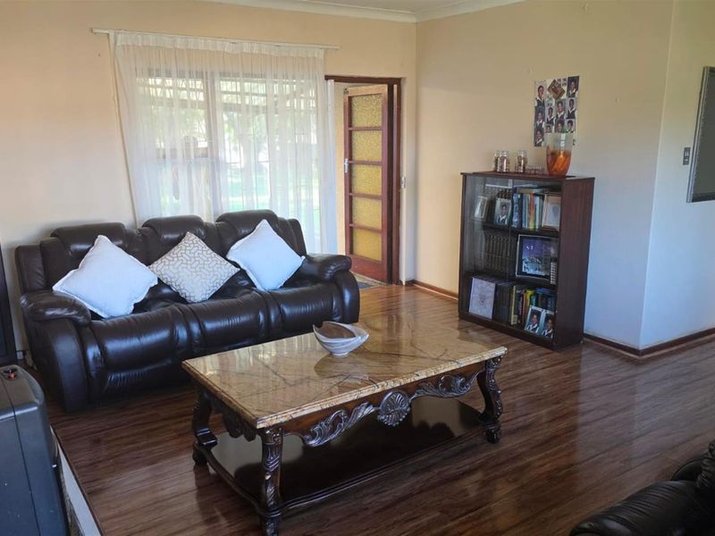 Spacious 3-Bedroom Family Home with Large Yard and Private Ensuite - Photo 3