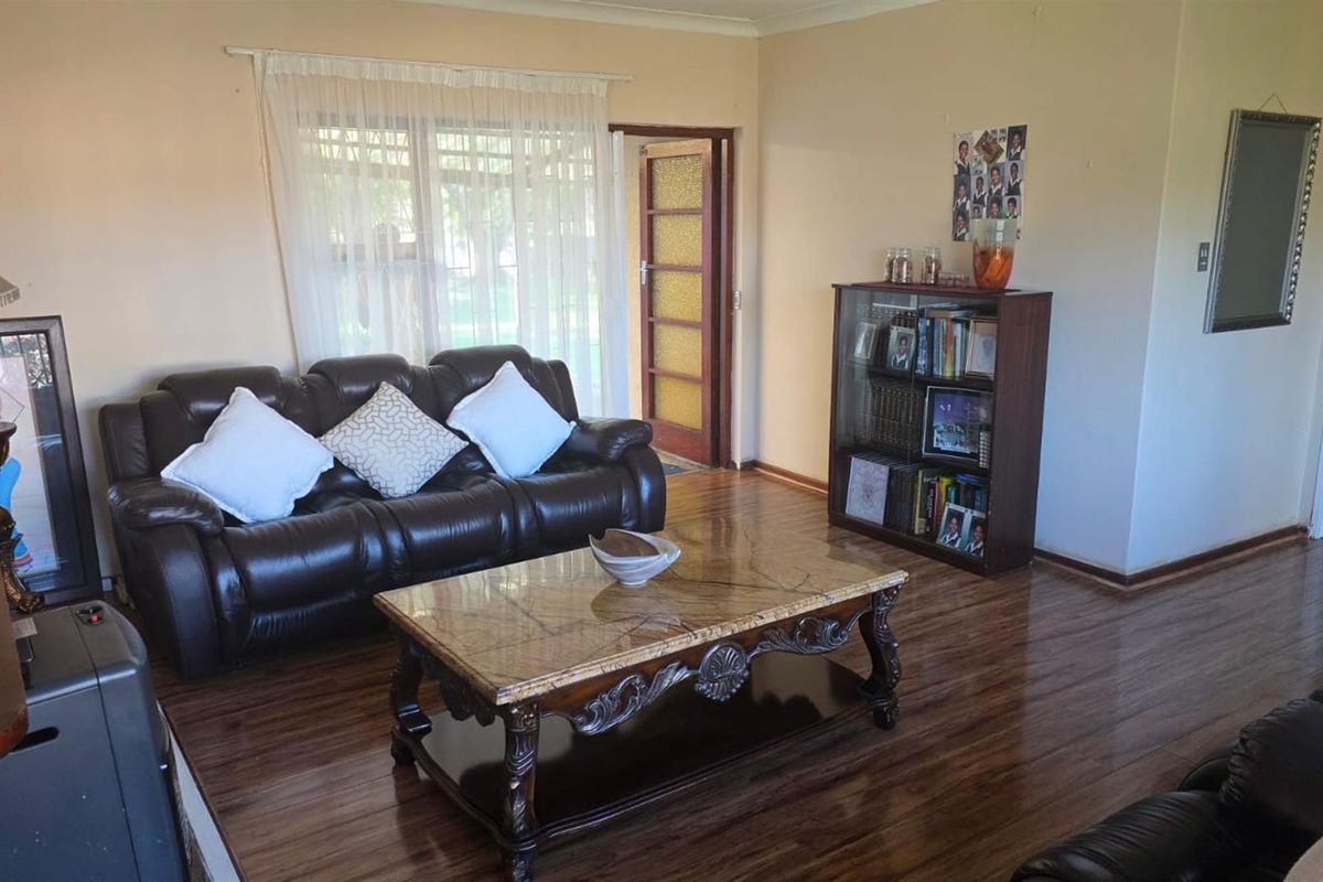 Spacious 3-Bedroom Family Home with Large Yard and Private Ensuite - Photo 3