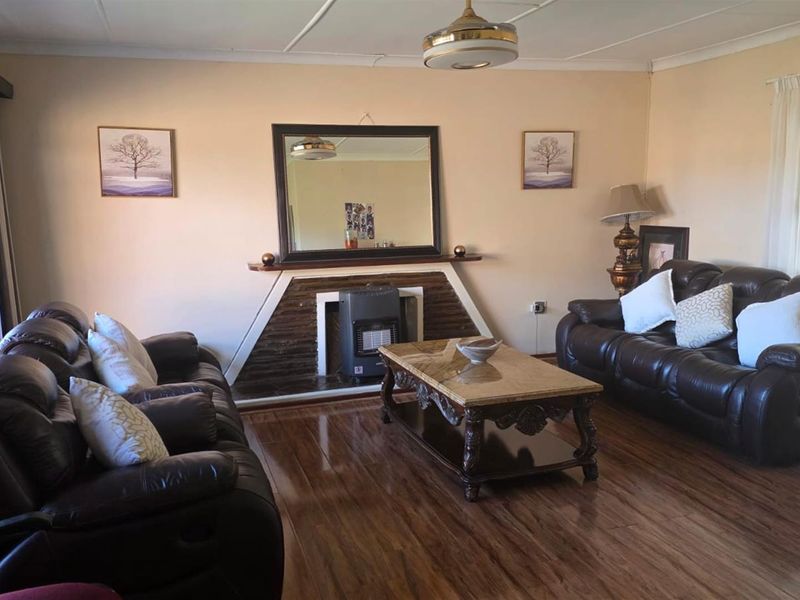 Spacious 3-Bedroom Family Home with Large Yard and Private Ensuite - Photo 2