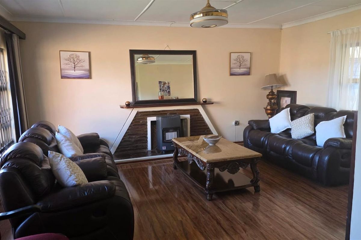 Spacious 3-Bedroom Family Home with Large Yard and Private Ensuite - Photo 2