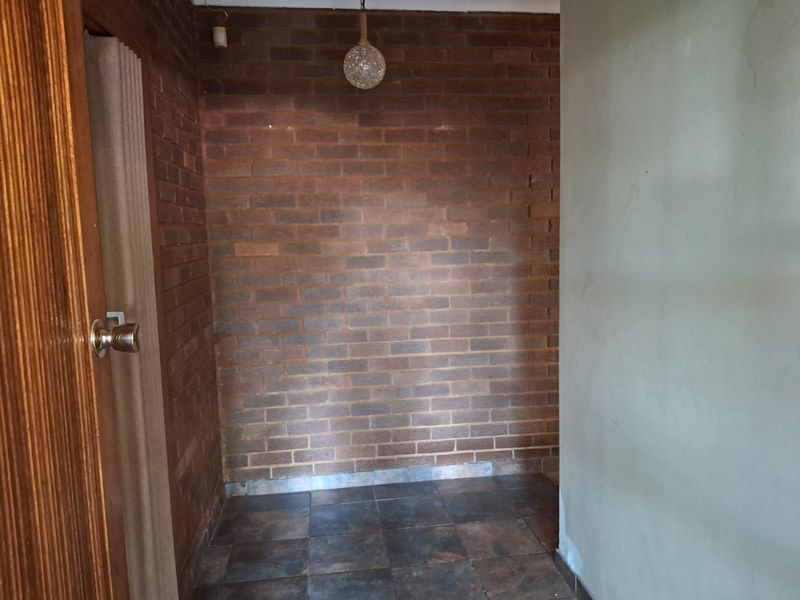 4 Bedroom Spacious Family Home with Excellent Features - Photo 8