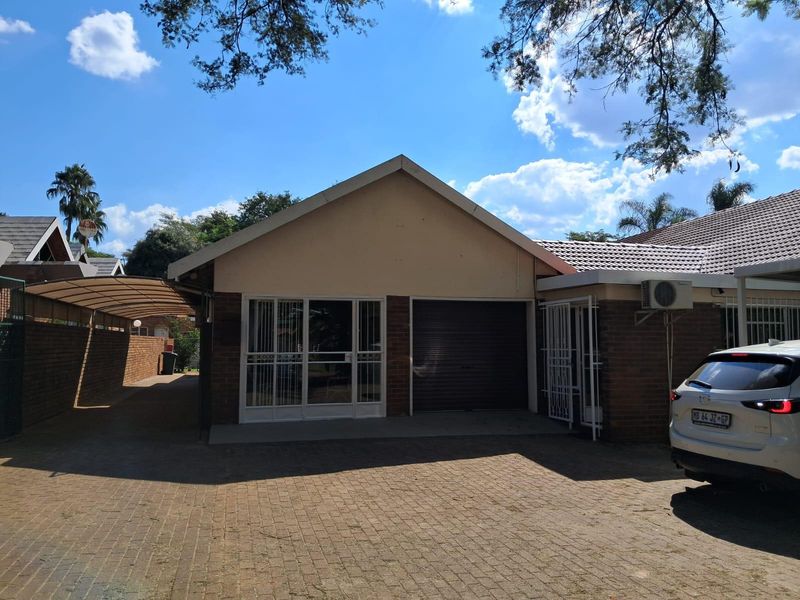 4 Bedroom Spacious Family Home with Excellent Features - Photo 1
